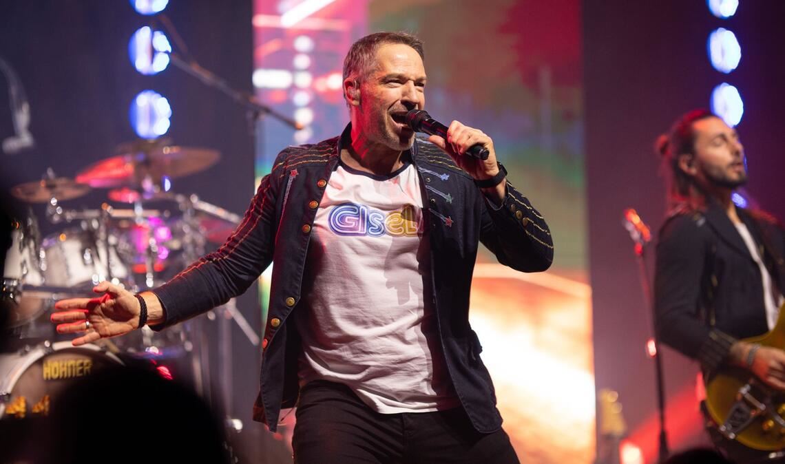 Der Sänger der Band, Patrick Lück, trägt ein T-Shirt mit der Aufschrift „Gisela“.