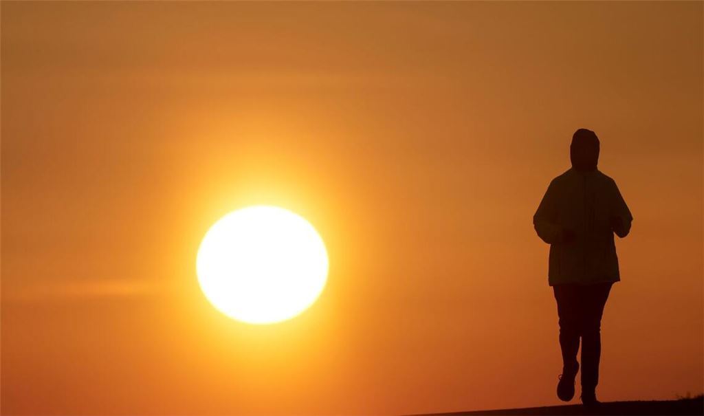 Der Saharastaub aus Nordafrika sorgt in Baden-Württemberg zeitweise für farbige Lichtstimmungen.