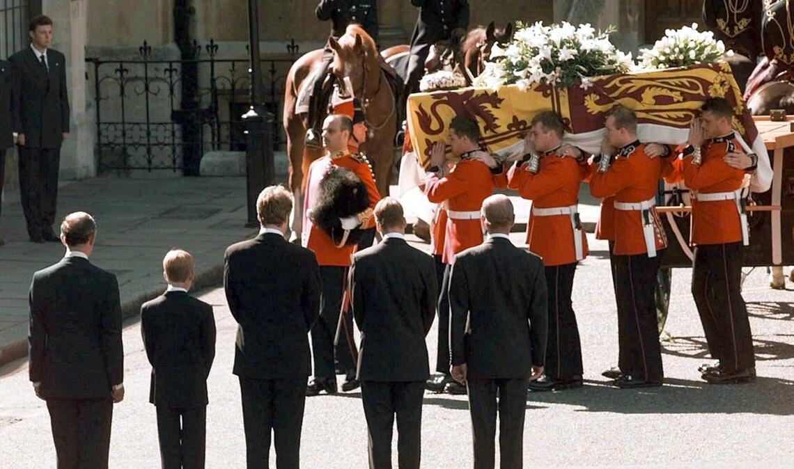 Der Sarg mit dem Leichnam von Prinzessin Diana wird am 06.09.97 zur Trauerfeier in die Westminster-Abtei in London getragen. Im Vordergrund beim letzten Geleit für die Verstorbene: (von links) Prinz Charles, ihr Sohn Harry, ihr Bruder Charles Spencer, ihr Sohn William und Prinz Philip.