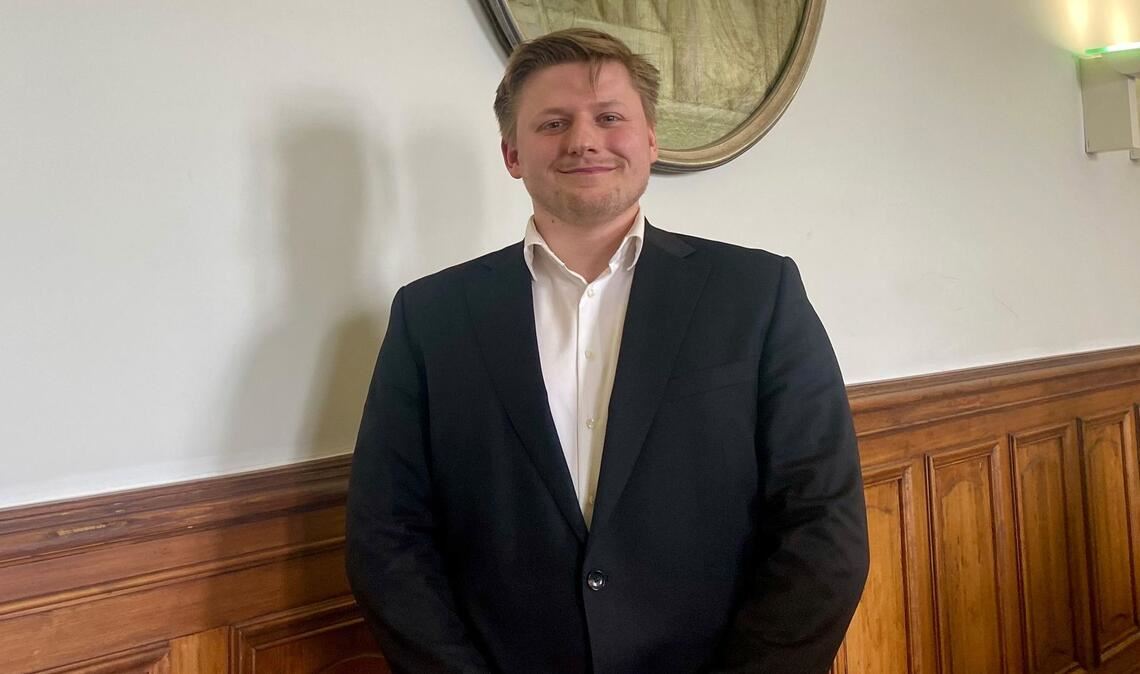 Der Satiriker Sebastian Hotz alias El Hotzo vor dem Urteilsspruch im Kammergericht Berlin.