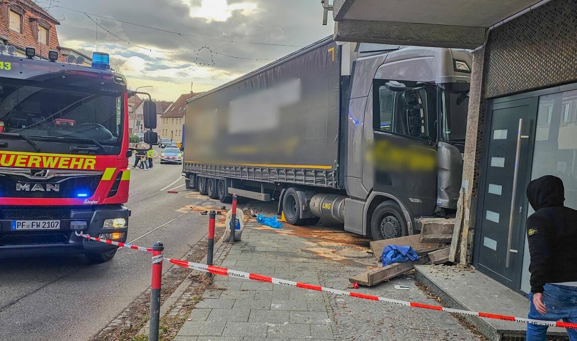 Der Sattelschlepper rollt über einen Gehweg und rammt ein Wohngebäude. Fußgänger oder die Bewohner des Hauses werden dadurch nicht verletzt. Fotos: Einsatz-Report24