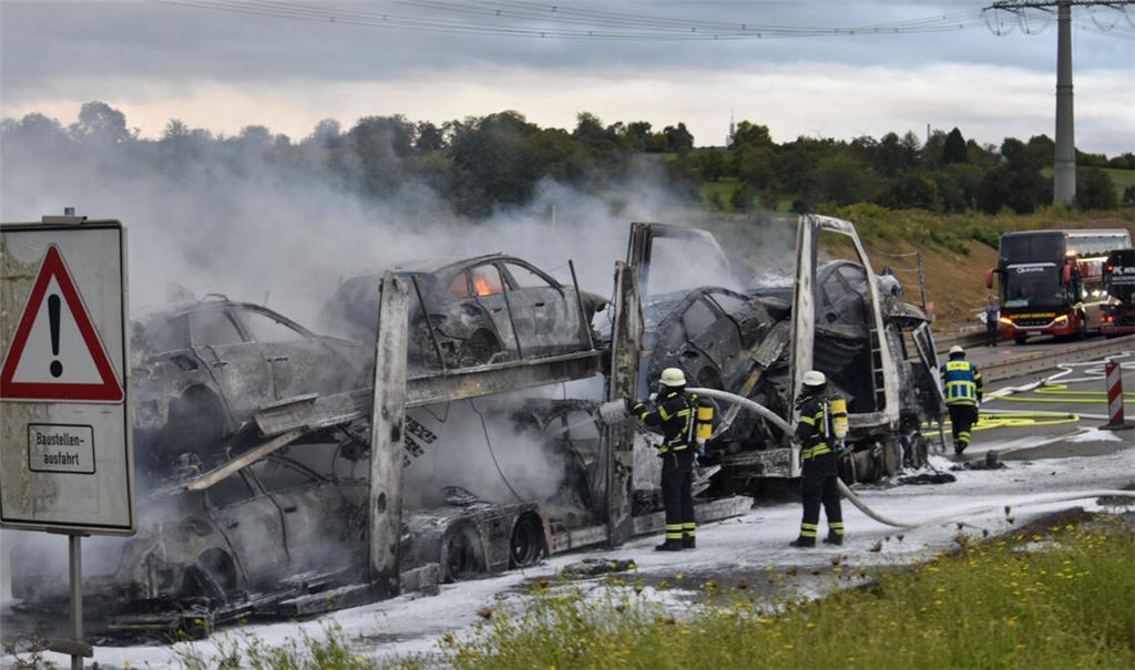 Der Sattelschlepper und die Fahrzeuge brennen komplett aus. Foto: Myroshnichenko