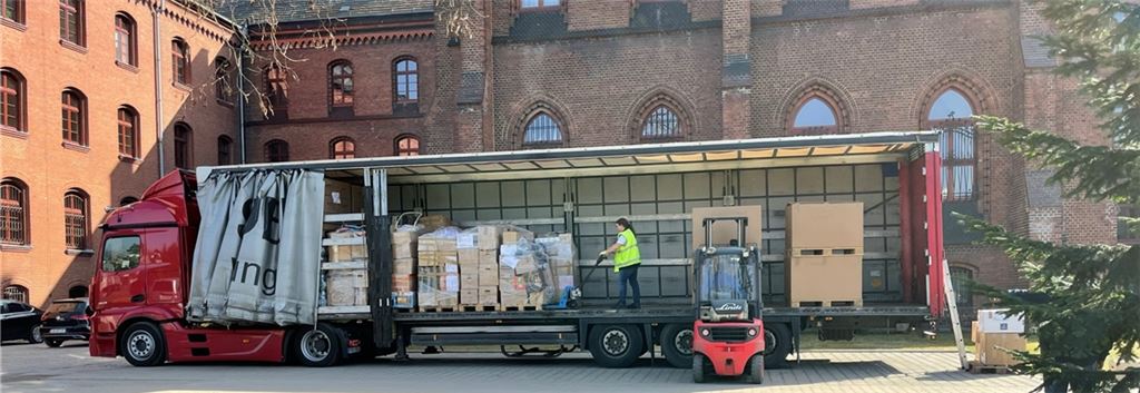 Der Sattelzug der Firma Speidel vor dem Breslauer Kloster. Tonnenweise schafft eine Illinger Initiative, zu der auch ein Lkw des Getränkemarkts Essig gehört, Hilfsgüter nach Breslau in Polen. Dort versorgen Franziskaner-Mönche viele Geflüchtete aus der Ukraine und leiten die Spenden teils auch in das vom Krieg heimgesuchte Land weiter. Fotos: privat