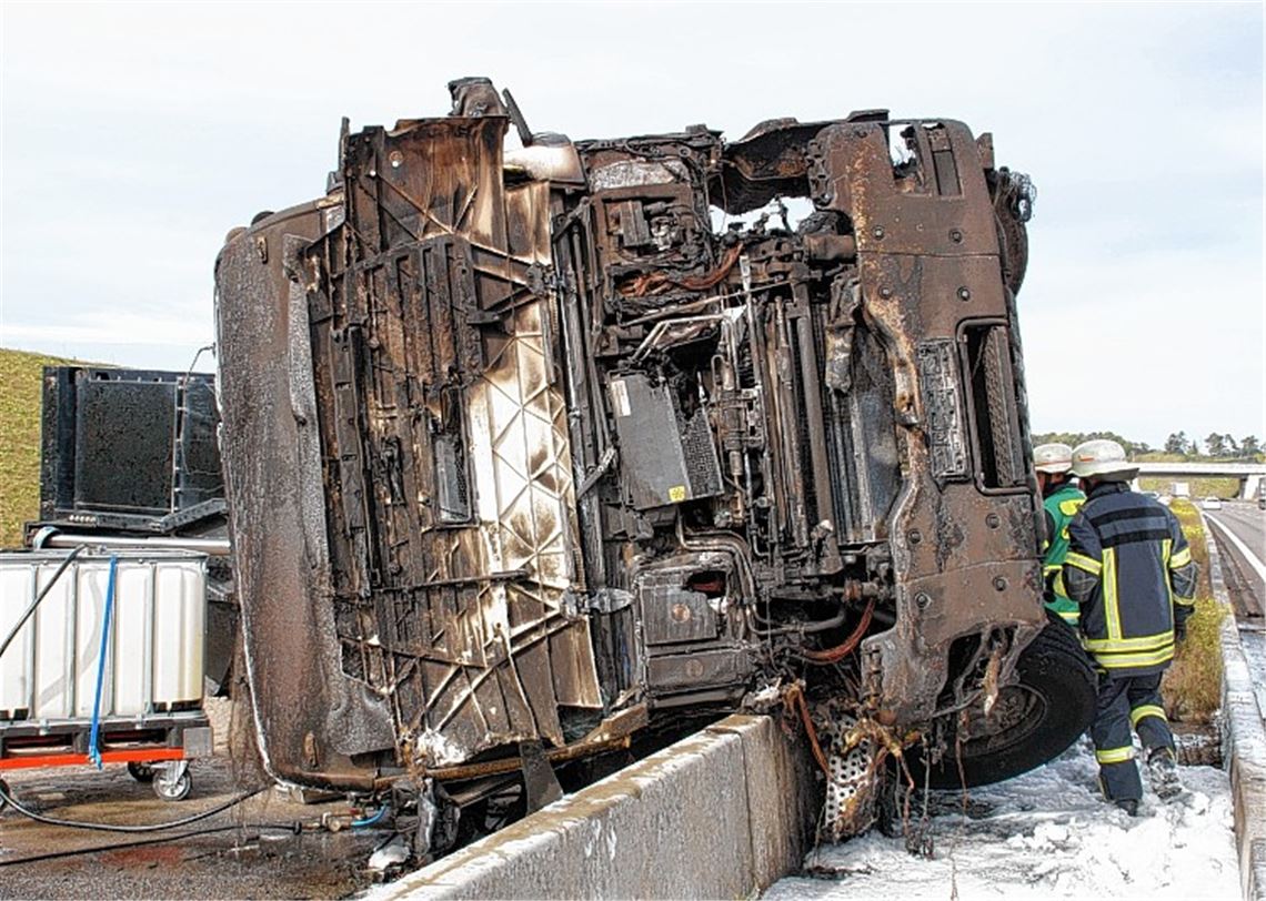 Reifenplatzer: Sattelzug brennt nach Unfall aus