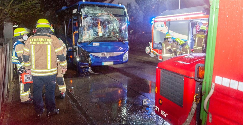 Der Schaden an dem Bus, der gegen einen Lkw prallte, ist nicht zu übersehen.Foto: Fotomoment