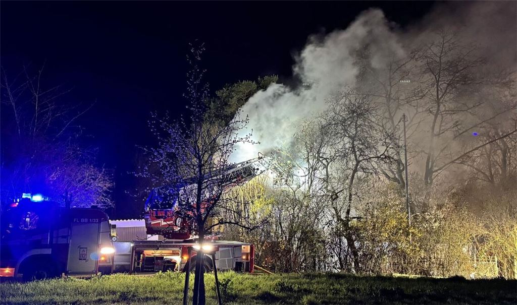 Der Schaden, der durch das Feuer entstanden ist, wird auf etwa 200.000 Euro eingeschätzt.