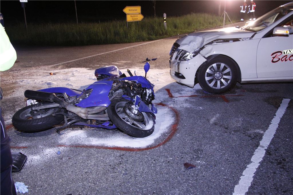 PKW-Lenker missachtet Vorfahrt und kollidiert mit Motorrad