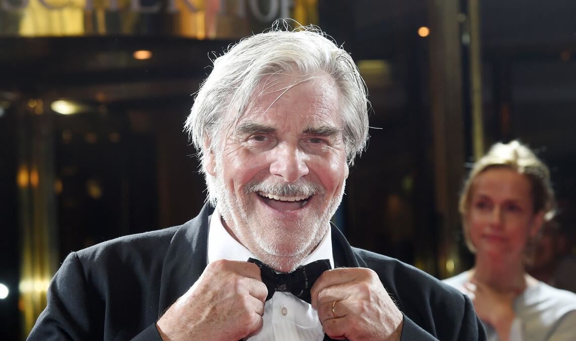 Der Schauspieler Peter Simonischek kommt zum Eröffnungsempfang des Filmfests München zum Hotel Bayerischer Hof (2016).