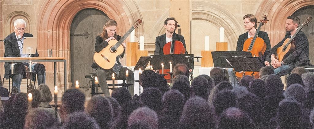 Der Schauspieler Sky du Mont (li.) bereichert das Programm von „Mirror Strings“ um amüsante Texte. Foto: Fotomoment