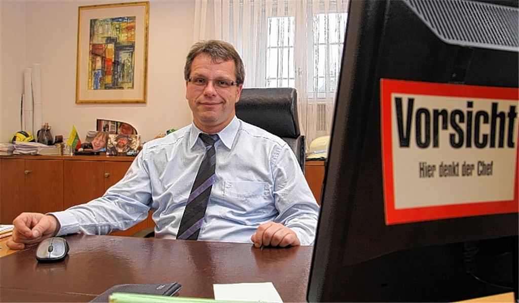 Der Schein trügt: Auf dem Schreibtisch des Maulbronner Bürgermeisters stapeln sich zwar keine Papierberge, trotzdem warten auf den Rathauschef, die Verwaltung und den Gemeinderat im Jahr 2013 jede Menge Arbeit. Gleich mehrere Großprojekte sorgen in Maulbronn für Bewegung.