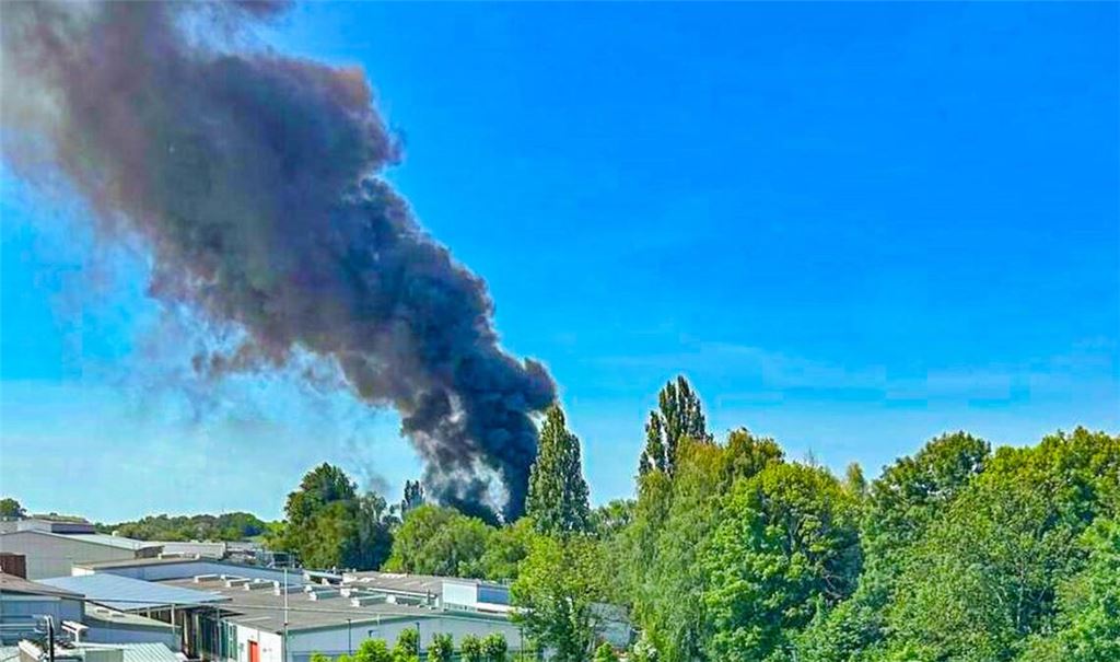 Der Scheunenbrand in Oberderdingen ist weithin sichtbar. Foto: Einsatz-Report 24