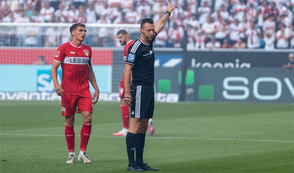 Der Schiedsrichter Sven Jablonski zieht sich den Unmut der Stuttgarter zu, hier ist Grischa Prömel zu sehen.