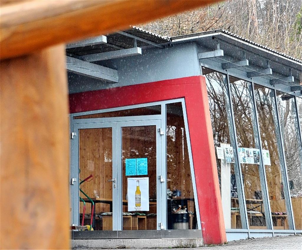 Der Schlossberg-Kiosk bietet Wanderern eine Einkehrmöglichkeit. An diesem Wochenende wurde der Eingang beschädigt, der inzwischen aber wieder repariert wurde.Foto: Huber