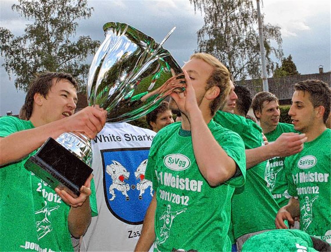 Der Schluck schmeckt aus dem Meisterpokal umso besser, und den T-Shirts zum Trotz fühlt sich die Spvgg Zaisersweiher nicht mehr grün. Foto: Stahlfeld