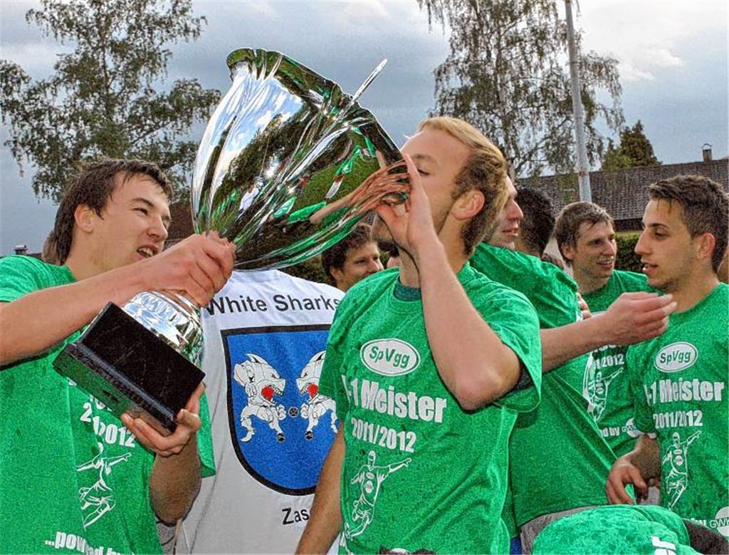 Der Schluck schmeckt aus dem Meisterpokal umso besser, und den T-Shirts zum Trotz fühlt sich die Spvgg Zaisersweiher nicht mehr grün. Foto: Stahlfeld