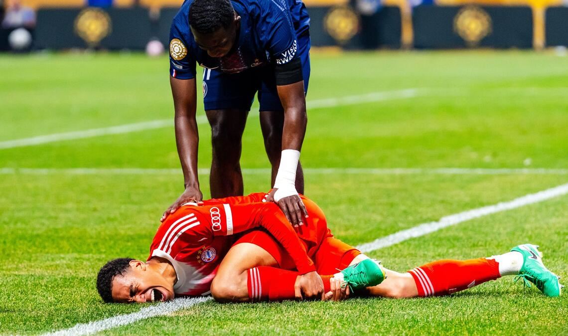Der Schockmoment: Jamal Musiala liegt im Viertelfinalspiel gegen PSG bei der Club-WM in Atlanta verletzt am Boden. (Archivbild)