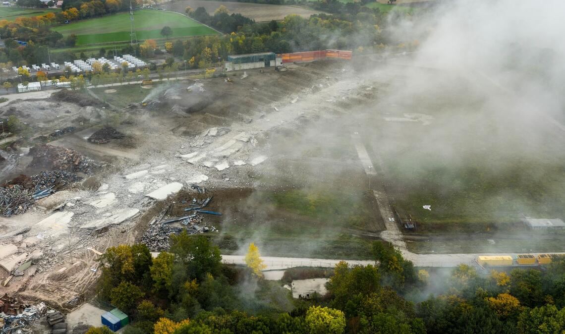 Bilder des Tages Der Schornstein vom RWE Dampfkraftwerk in Werne liegt nach der Sprengung in Trümmern.