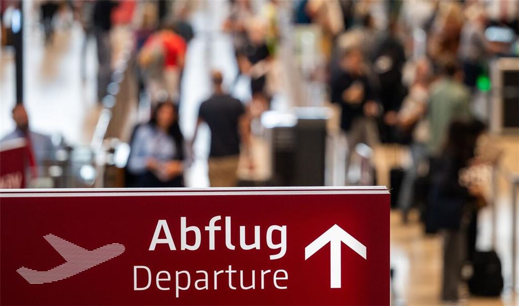 Der Schriftzug „Abflug Departure“ ist auf dem FLughafen „Willy Brandt“ Berlin Brandenburg (BER) im Terminal 1 zu sehen.