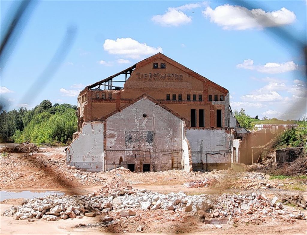 Der Schriftzug „Ziegelwerke“ an diesem verbliebenen Gebäudeüberbleibsel muss wohl stückweise abgetragen und wieder aufgebaut werden. Foto: Becker