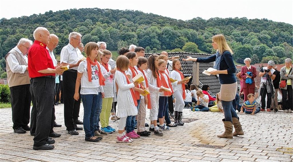 Der Schulkooperationschor Heckengäuschule unter der Leitung von Martina Mey. Foto: Appich