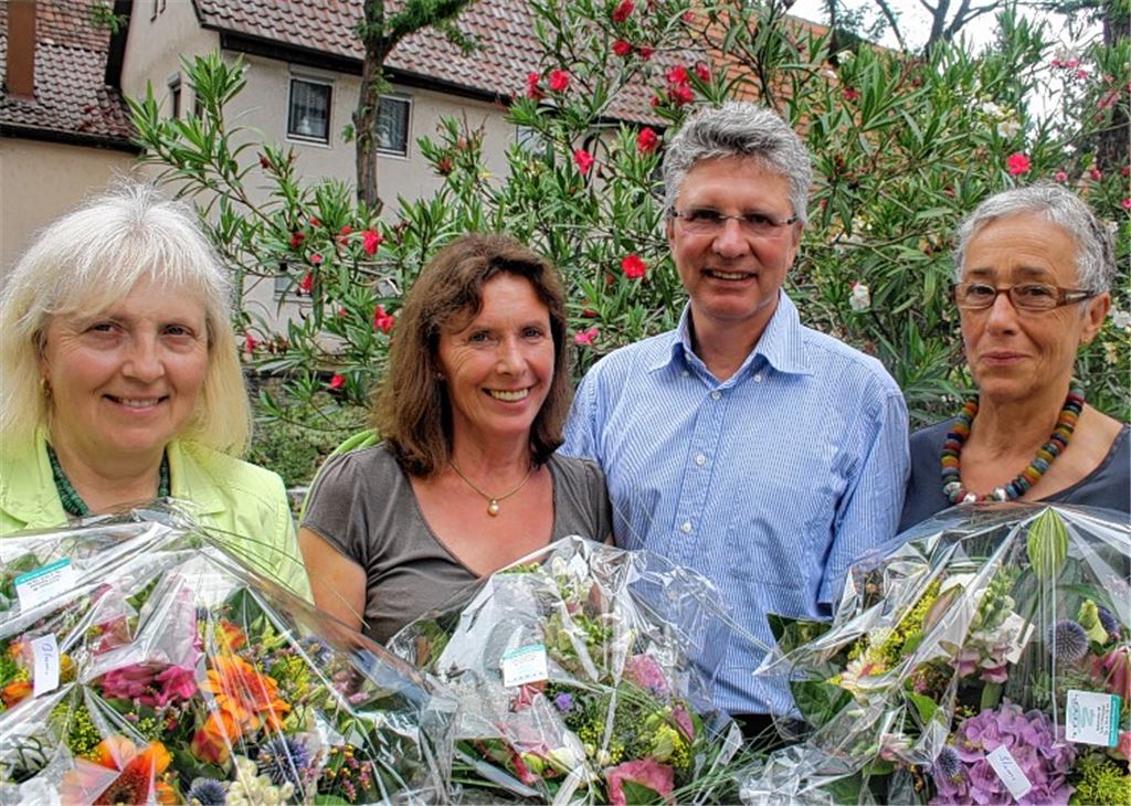 Der Schulleiter der Mörike-Realschule Mühlacker, Dr. Hans Joachim Blum verabschiedet drei Lehrerinnen in den Ruhestand. 