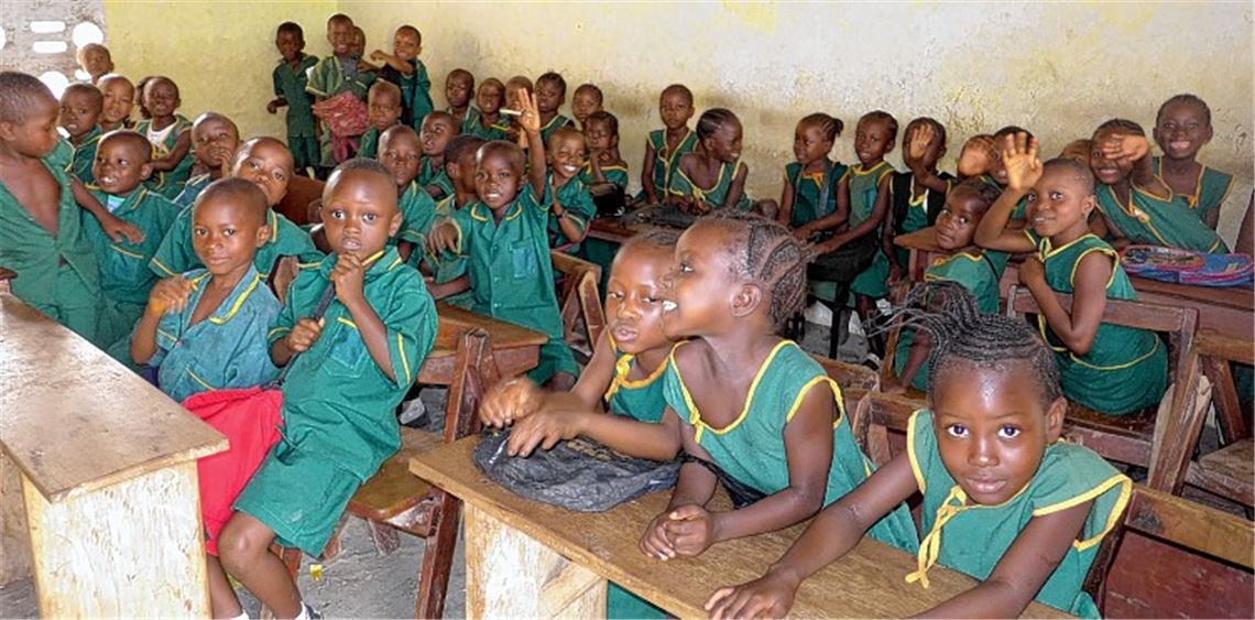 Der Schulunterricht ist zum Erliegen gekommen. Im März soll die Zwangspause zu Ende gehen. Noch ist die Bildungssituation unbefriedigend. Nur 33 Prozent der Kinder in Sierra Leone genießen das Privileg, lernen zu dürfen. Unter anderem hier will der Verein „Helfende Hände“ ansetzen und eine bisher nur für Sieben- bis Zwölfjährige konzipierte Schule um weitere Jahrgänge ausbauen.