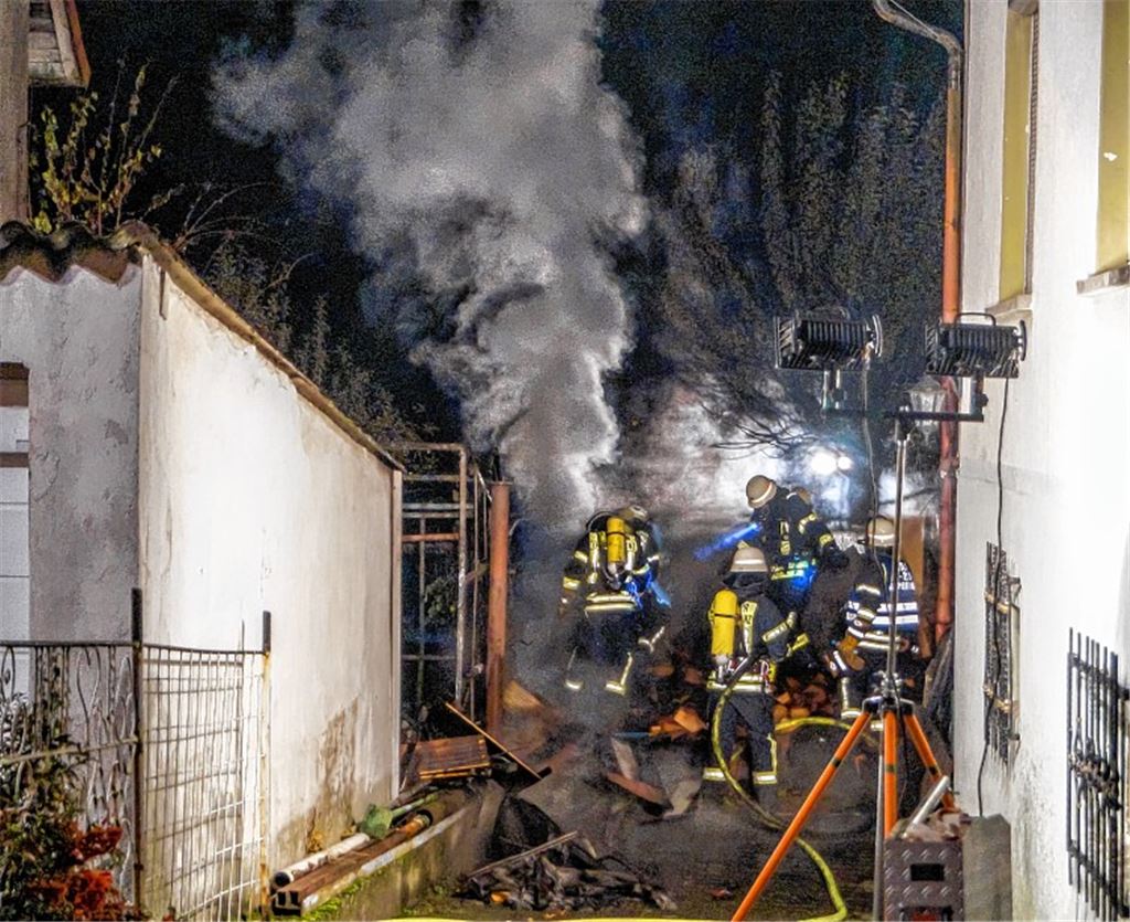 Brand bedroht zwei Wohnhäuser