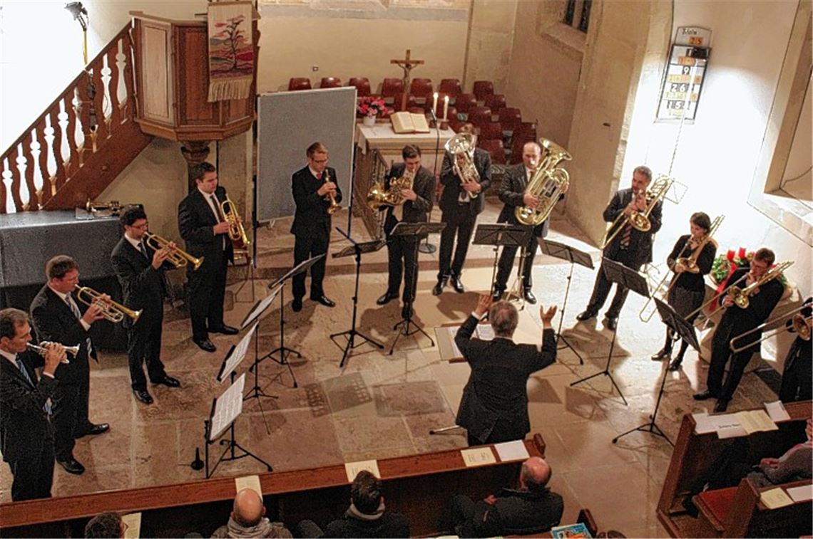 Der Schwäbische Posaunendienst – ein Auswahlensemble des evangelischen Jugendwerks – spielt in der Schützinger Ulrichskirche. Foto: Huber