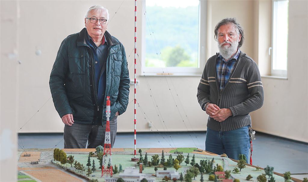 Der Sender soll im doppelten Sinne in eine sichere Zukunft geführt werden. Die Besitzer – hier deren Geschäftsführer Hans-Bernd Weiner (li.) und Jürgen Fegert im Bild – planen eine Videoüberwachung, um Kletterer abzuschrecken, und sprechen erstmals mit dem OB Stephan Retter über den von ihnen angestrebten Verkauf des Wahrzeichens. Fotos: Archiv