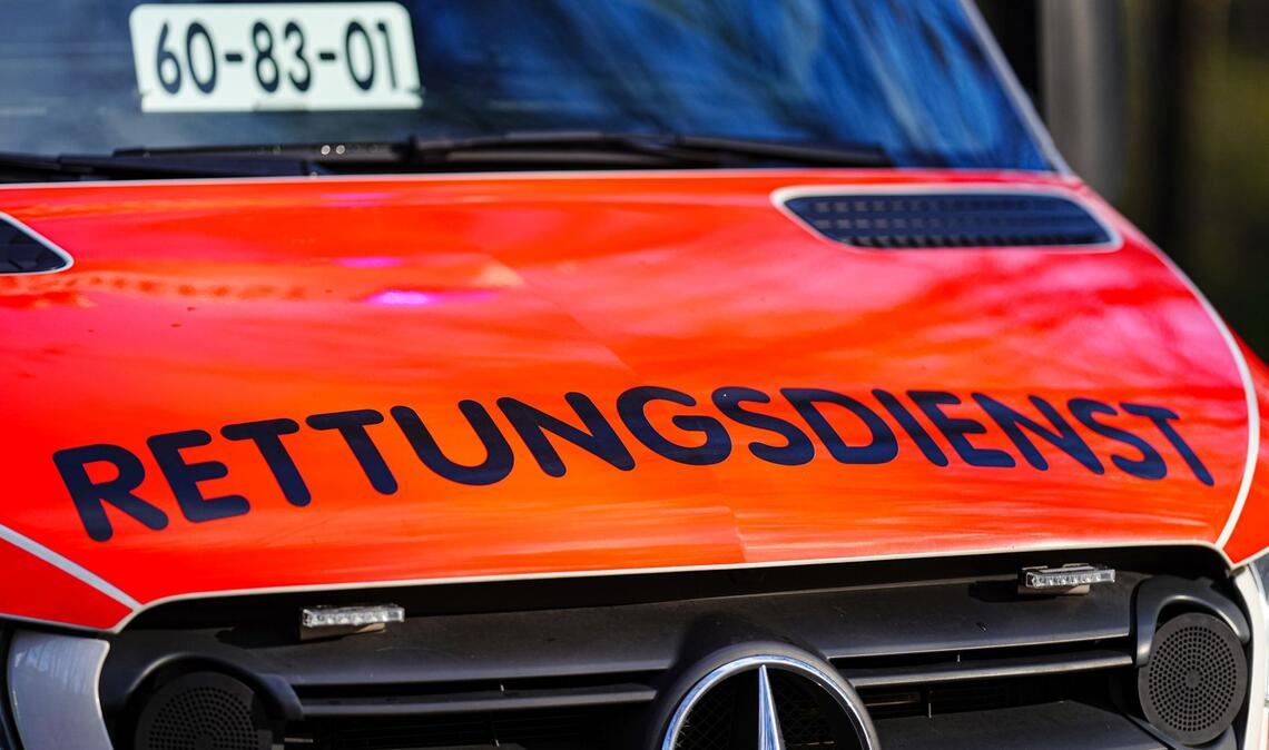 Der Senior wurde zunächst mit schweren Verletzungen in ein Krankenhaus eingeliefert, wo er am Abend verstarb. (Symbolbild)