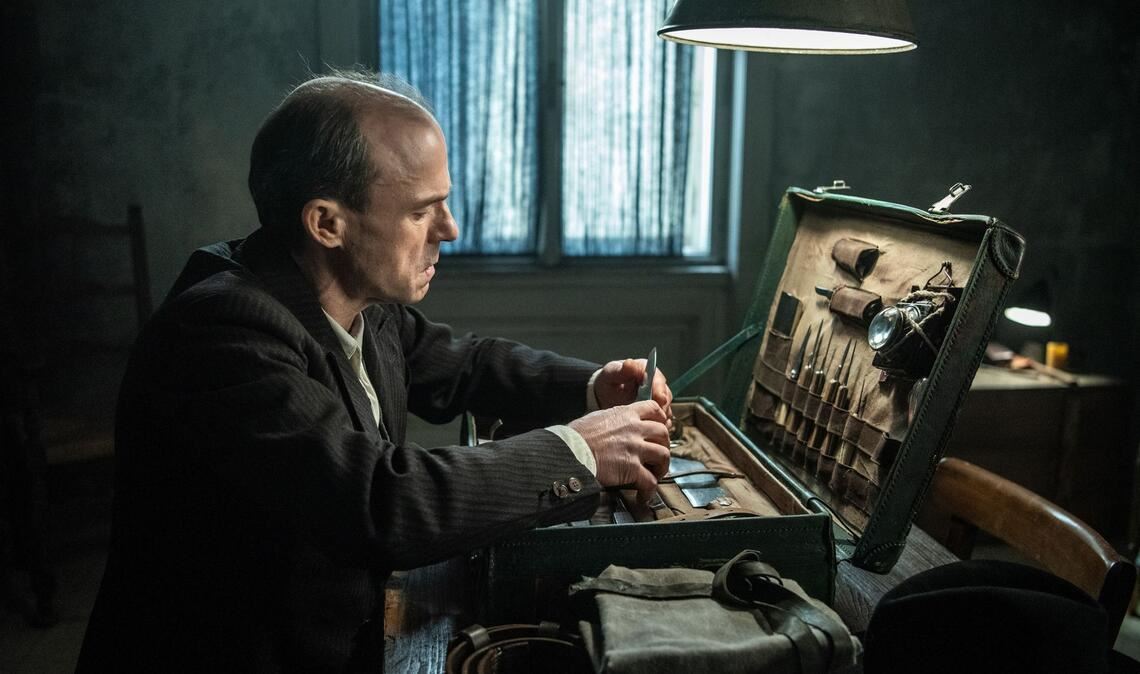 Der Serienmörder (Gerhard Liebmann) mit seinem Instrumentenkoffer