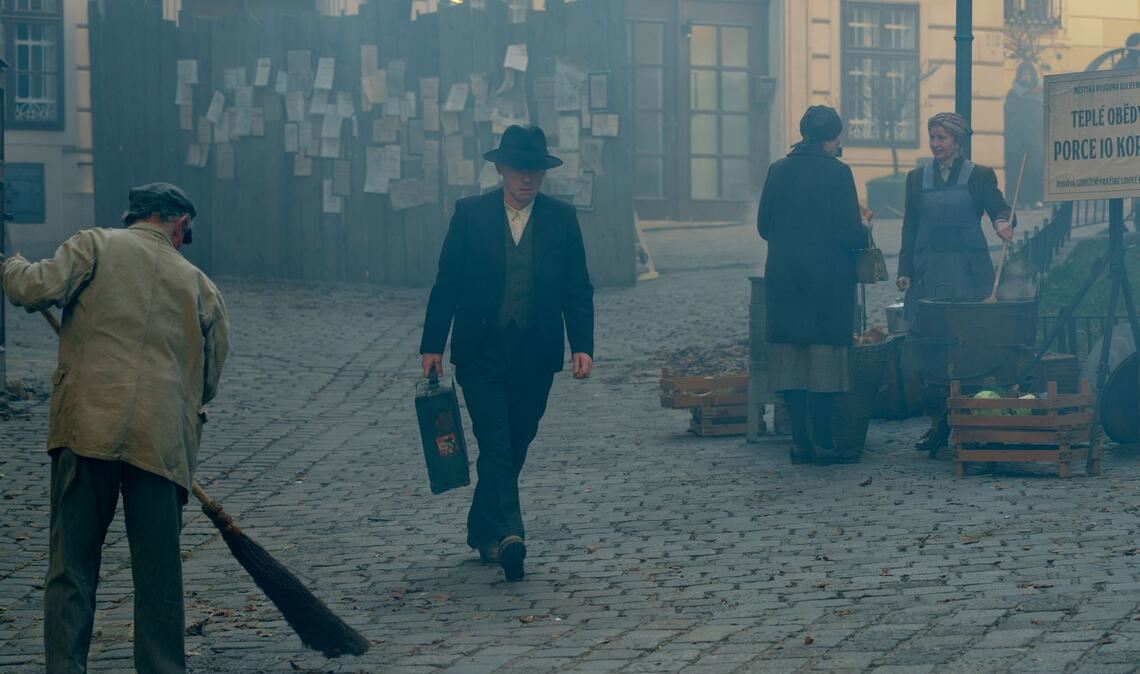 Der Serienmörder (Gerhard Liebmann)  will im Chaos untertauchen und sucht ein Versteck.