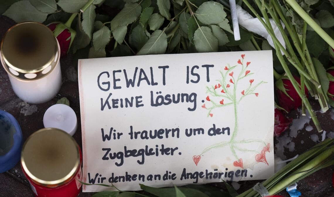 Der Sicherheitsgipfel wurde nach dem tödlichen Angriff auf einen Bahn-Mitarbeiter einberufen.