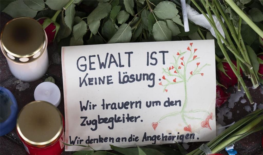 Der Sicherheitsgipfel wurde nach dem tödlichen Angriff auf einen Bahn-Mitarbeiter einberufen.