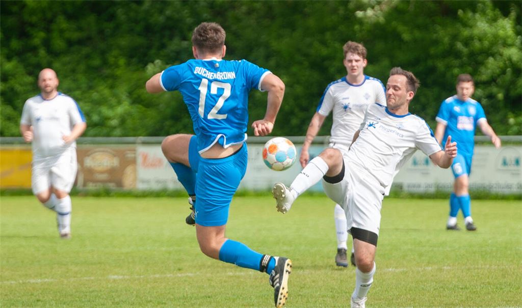 Der Sieg über den SV Büchenbronn hätte für Enzberg (weiße Trikots) laut Trainer Sascha John noch höher ausfallen müssen. Foto: Fotomoment