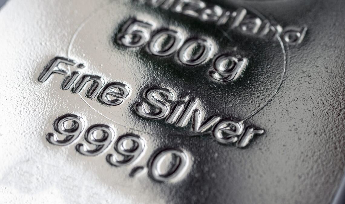 Der Silberpreis fällt zum Wochenbeginn um fast 17 Prozent. Erfahren Sie, welche Faktoren den drastischen Kursrückgang ausgelöst haben.