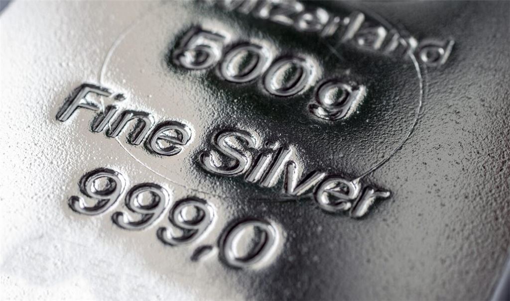 Der Silberpreis fällt zum Wochenbeginn um fast 17 Prozent. Erfahren Sie, welche Faktoren den drastischen Kursrückgang ausgelöst haben.