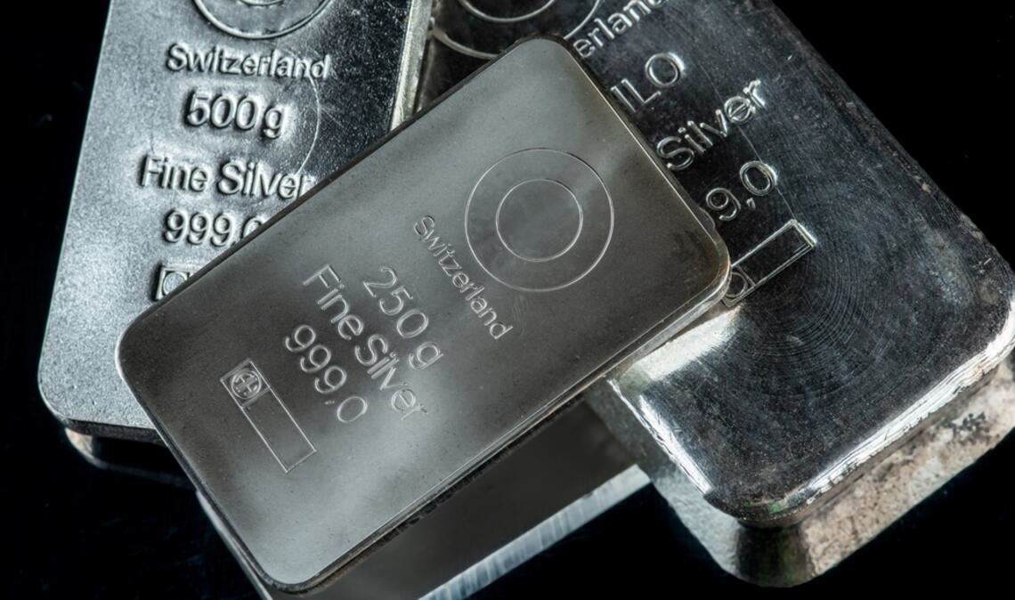 Der Silberpreis ist am Donnerstag erneut stark gefallen und notiert aktuell bei 80 US-Dollar je Unze. Erfahren Sie, welche Faktoren hinter dem Kurssturz stecken.