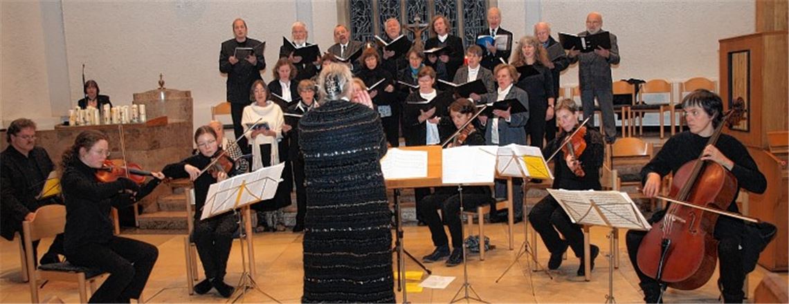 Der Singkreis sowie Instrumentalisten stimmen unter der Leitung von Heidi Meyer-Frankenberger auf die Adventszeit ein.