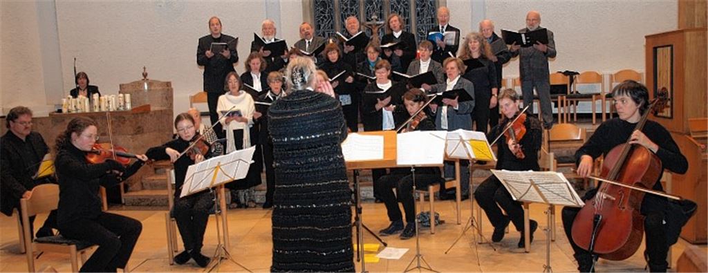 Der Singkreis sowie Instrumentalisten stimmen unter der Leitung von Heidi Meyer-Frankenberger auf die Adventszeit ein.