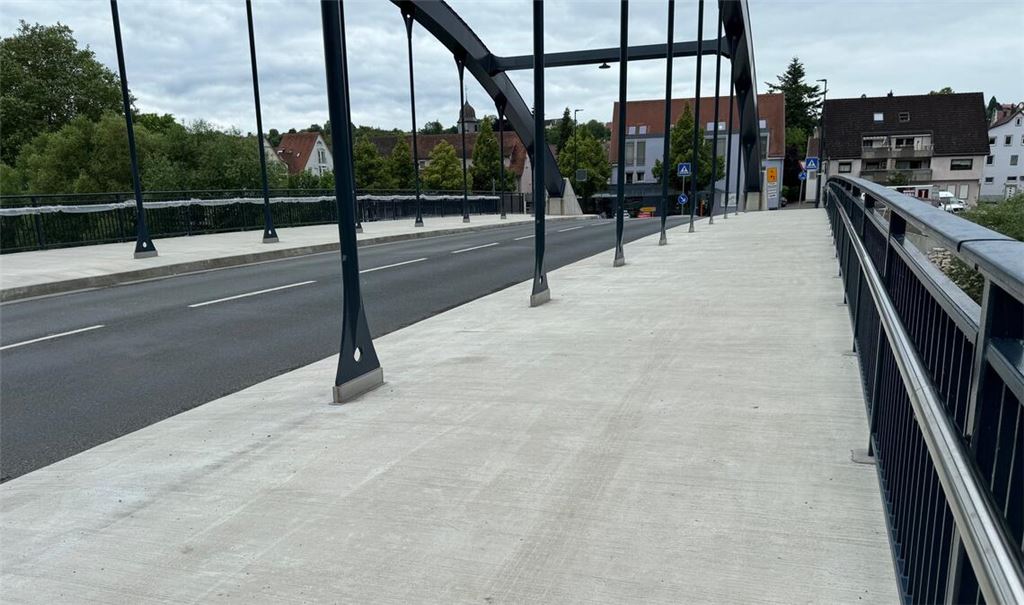 Der Sinn des Handlaufs an der Herrenwaagbrücke erschließt sich nicht auf den ersten Blick. Bezahlt hat ihn die Stadt Mühlacker. Foto: red