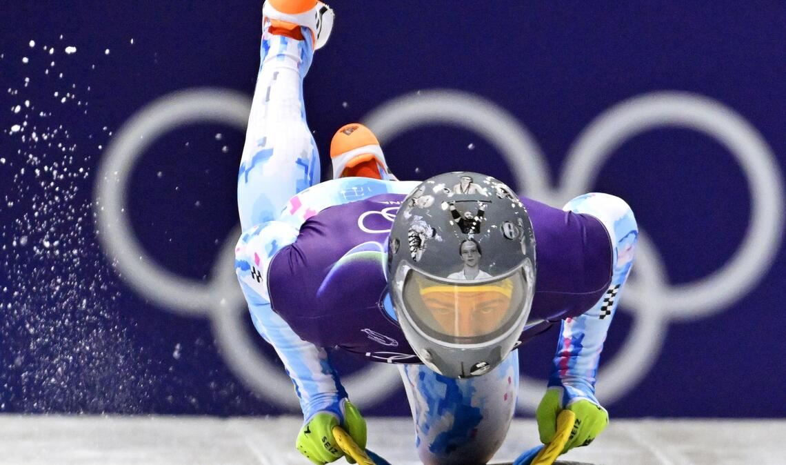 Der Skeletoni Wladislaw Heraskewytsch – bei den Trainingsläufen in Cortina d’Ampezzo durfte er mit seinem Helm, der Kriegsopfern gedenkt, starten.
