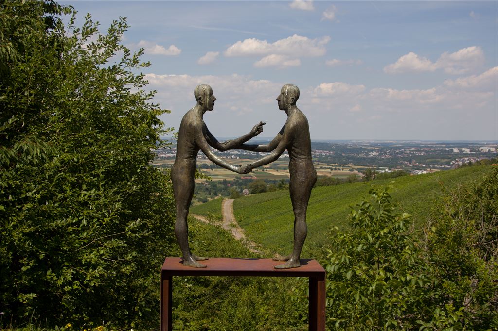 Der Skulpturenpfad Strümpfelbach regt mit in den Weinbergen aufgestellten Skulpturen dazu an, die Landschaft neu zu erleben. Die „Dialog“ genannte Skulptur ist der Liebling von Citymanager Thomas Müller. Foto: Recken