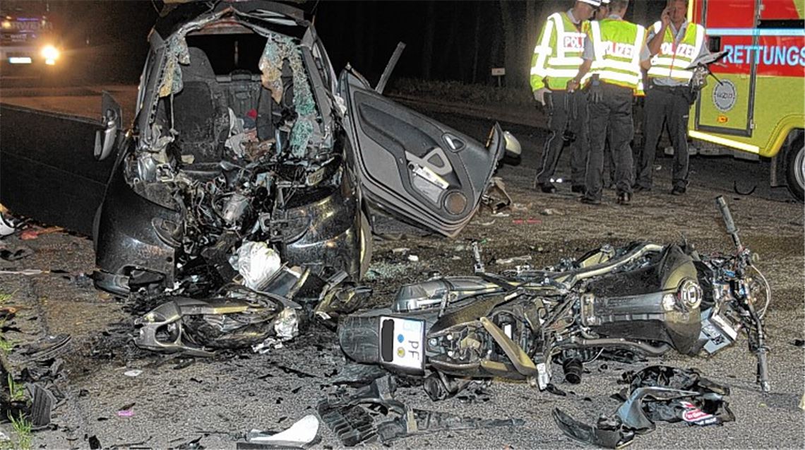 Der Smart ist nach dem Zusammenstoß nur noch ein Wrack. Der Motorradfahrer verlor sein Leben. Foto: Günther
