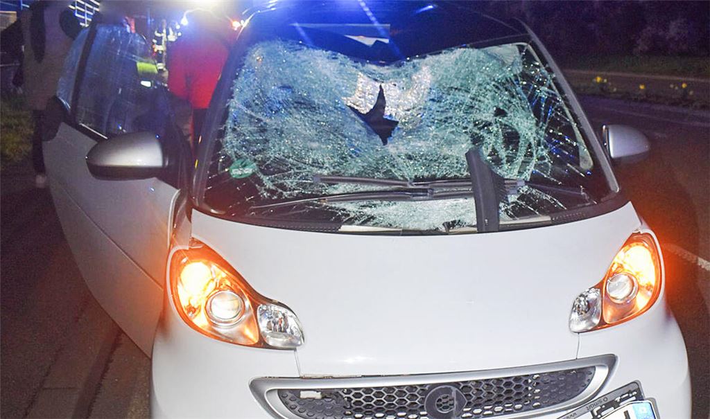 Der Smart wird beim Unfall mit dem Fußgänger total beschädigt. Foto: Myroshnichenko