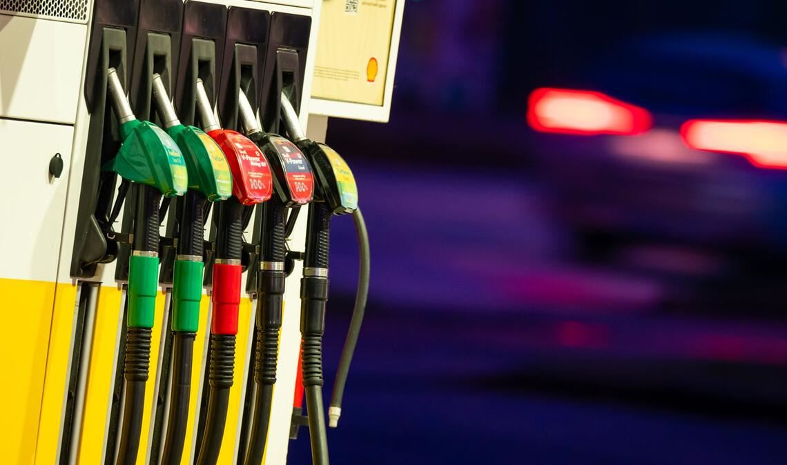 Der Sohn des Tankstellen-Betreibers überwältigte den maskierten Mann und hielt in fest. (Symbolbild)