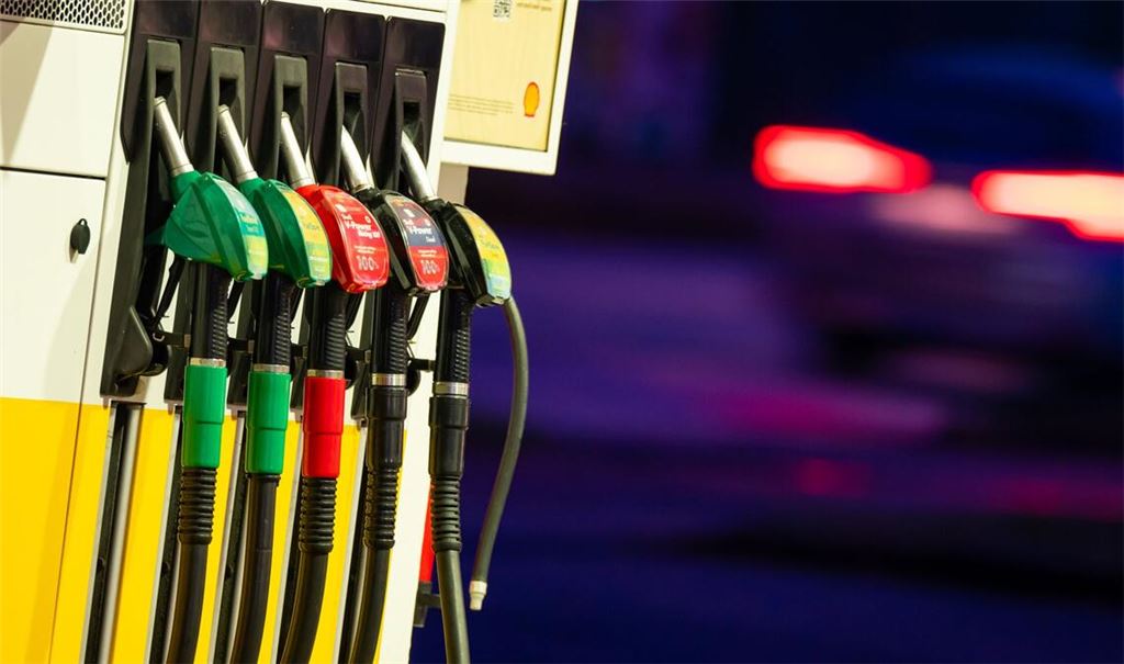 Der Sohn des Tankstellen-Betreibers überwältigte den maskierten Mann und hielt in fest. (Symbolbild)