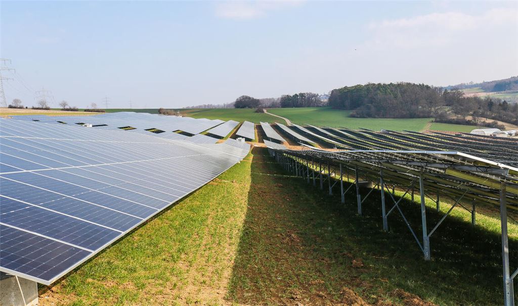 Der Solarpark Ortental zwischen Serres und Iptingen, bestückt mit rund 18000 Modulen, ist bald betriebsbereit und auf dem privaten Grund eines Landwirts entstanden. Foto: Wewoda