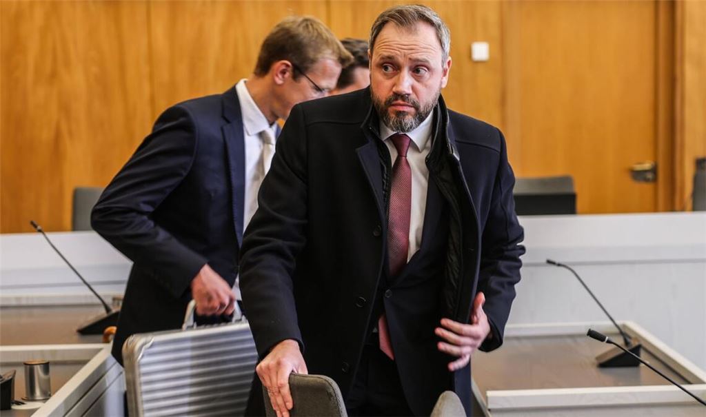 Der Sparkasse Gelsenkirchen, im Gerichtssaal unter anderem vertreten vom Bereichsleiter Vertrieb Matthias Kloh, werfen die Kläger Pflichtverletzungen vor.