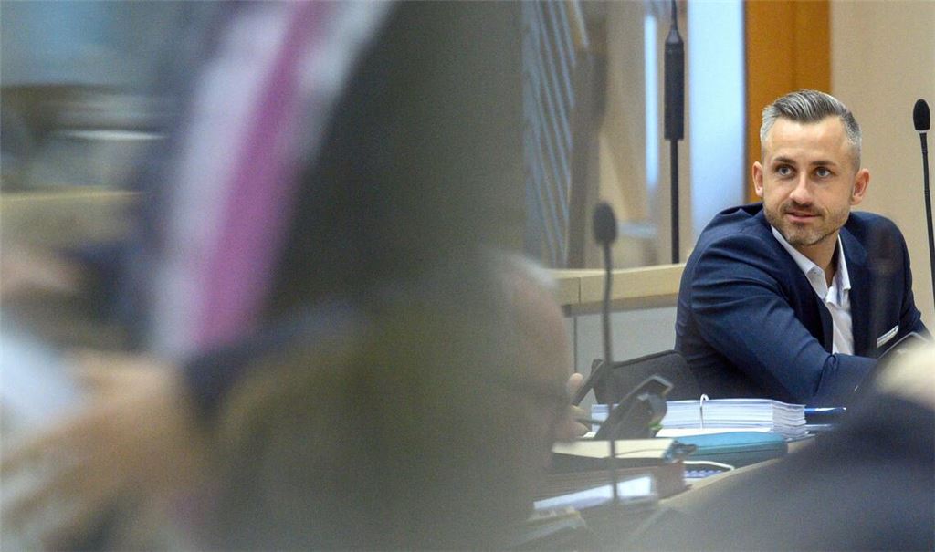 Der Spitzenkandidat der AfD für die Landtagswahl in Sachsen-Anhalt, Ulrich Siegmund, sagt, Angehörigen von Parteifreunden könne er vertrauen, das sei wichtig bei Mitarbeitern. (Archivbild)